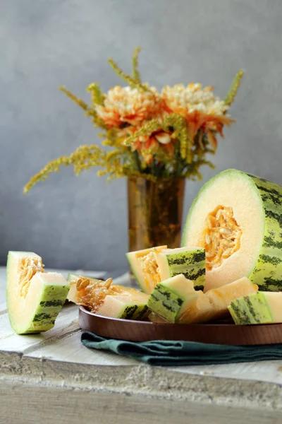Melone Arancia Maturo Organico Sul Tavolo — Foto Stock