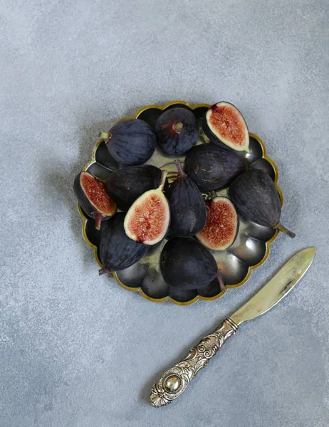 Figues Entières Mûres Tranchées Bio Sur Une Assiette — Photo