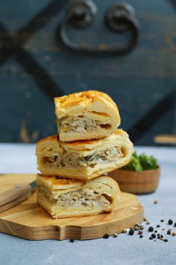 etli börek tavuk ve mantar öğle yemeği için