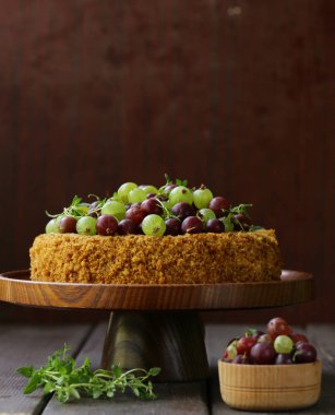 Ev yapımı pasta tatlı ile fındık ve çilek