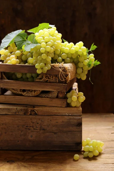 Органический Белый Виноград Деревянном Фоне — стоковое фото