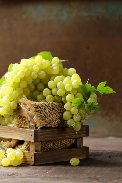Органічний Біло Зелений Виноград Дерев Яному Фоні — стокове фото