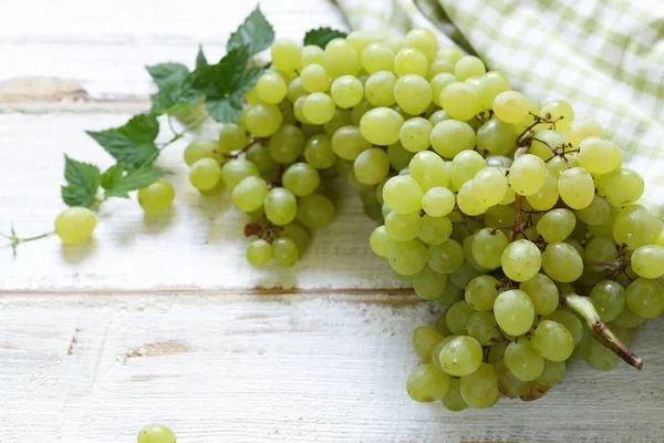 Organiczne Biały Zielony Winogron Podłoże Drewniane — Zdjęcie stockowe