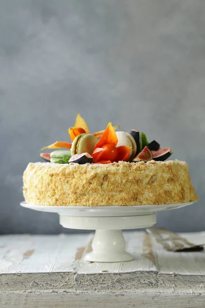 Napoleonkuchen Mit Buttercreme Und Herbstdekor — Stockfoto