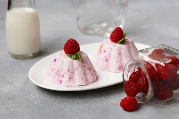 Raspberry Souffle Cake Met Verse Bessen — Stockfoto