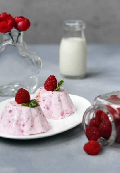 Gâteau Soufflé Framboise Aux Baies Fraîches — Photo