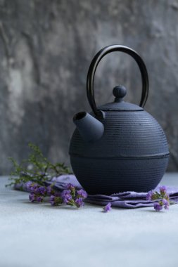 Dökme demir tencere geleneksel oryantal çay töreni için