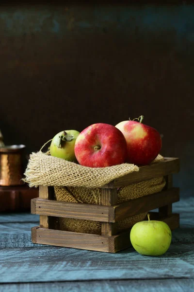 Organická Přírodní Červená Jablka Dřevěný Stůl — Stock fotografie