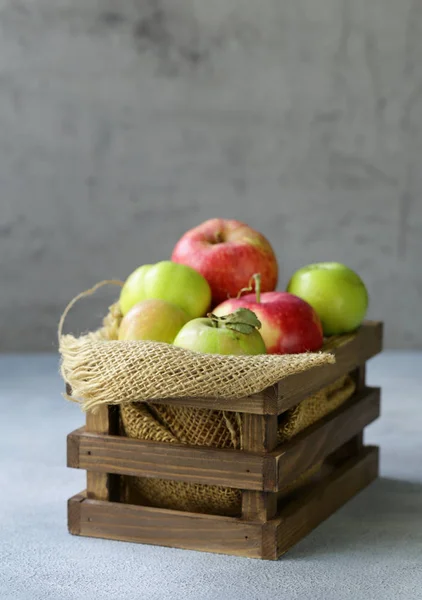 Ekologisk Naturlig Röda Äpplen Ett Träbord — Stockfoto