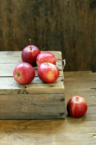 Manzanas Rojas Naturales Orgánicas Una Mesa Madera — Foto de Stock
