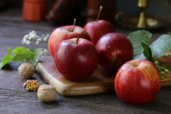 Органічні Натуральні Червоні Яблука Дерев Яному Столі — стокове фото