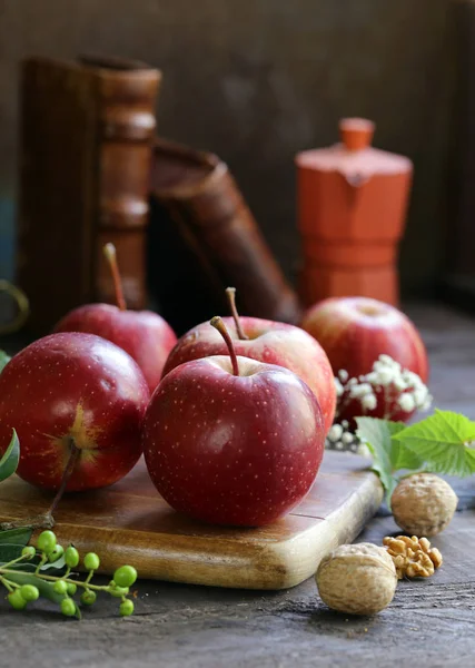 Pommes Rouges Naturelles Bio Sur Une Table Bois — Photo