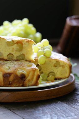 Ev yapımı pasta kek beyaz taze üzüm ile bisküvi