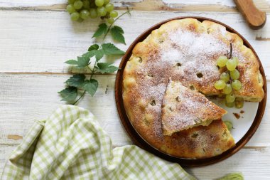 Ev yapımı pasta kek beyaz taze üzüm ile bisküvi