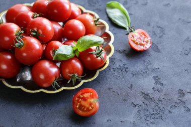 organik domates fesleğen ile sağlıklı gıda