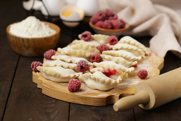 Knödel Mit Beeren Auf Einem Holzbrett — Stockfoto