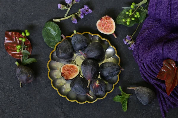 Fichi Organici Maturi Interi Affettati Piatto — Foto Stock