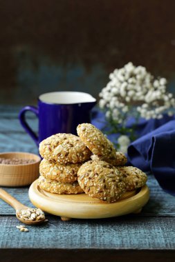 Mısır gevreği bisküvi ile keten ve Ayçiçeği tohumları