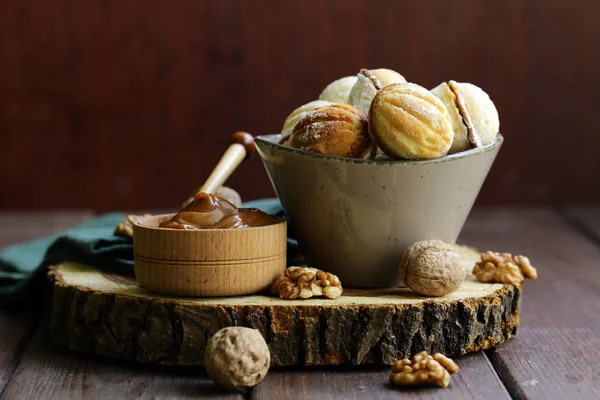 Biscotti Nella Forma Noci Con Latte Condensato — Foto Stock