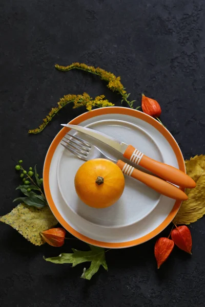 秋季餐桌设置南瓜和花卉 — 图库照片