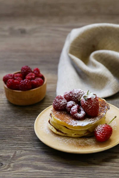 Tortita Con Frambuesas Azúcar Polvo Para Desayuno —  Fotos de Stock