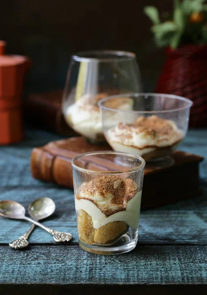 Dessert Italien Tiramisu Dans Des Lunettes — Photo