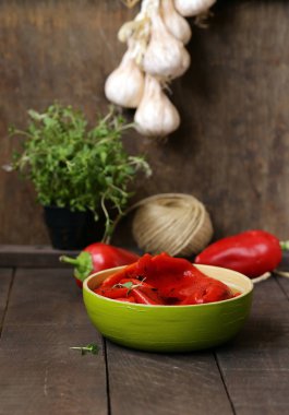 otlar ve baharatlar ile kırmızı biber ızgara