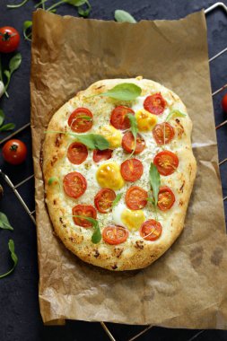 Roka ve domates ile FOCACCE çeşitleri düz pasta