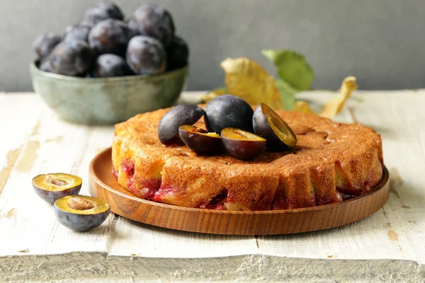 Torta Ameixa Com Bagas Frescas Uma Mesa Madeira — Fotografia de Stock