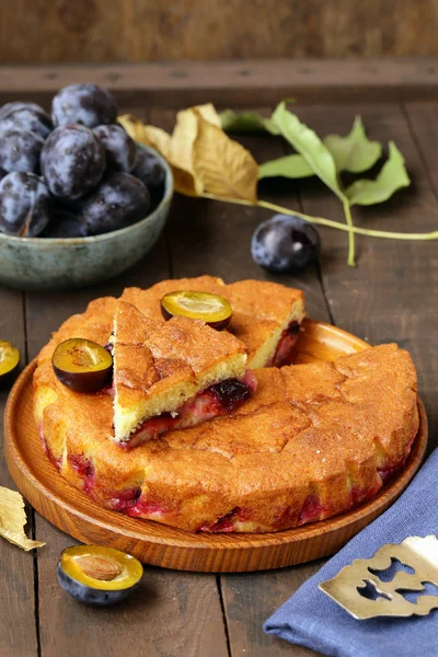 Torta Ameixa Com Bagas Frescas Uma Mesa Madeira — Fotografia de Stock