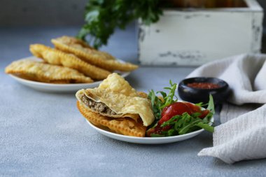kızarmış pies et - chebureks Doğu mutfağı