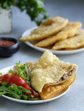 kızarmış pies et - chebureks Doğu mutfağı