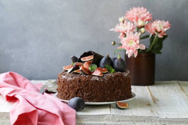 a muamele etmek için taze incir ile çikolatalı kek