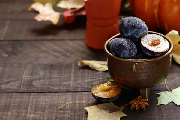 Prunes Violettes Biologiques Mûres Sur Fond Bois — Photo