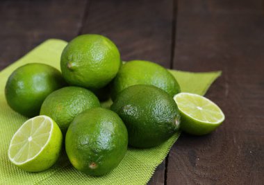 ahşap bir masa üzerinde taze organik limon