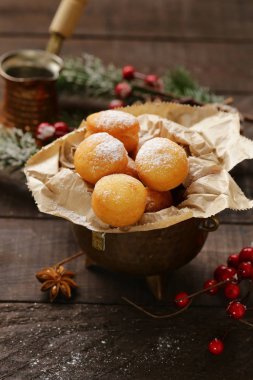 süzme peynirli çörek topları ile pudra şekeri