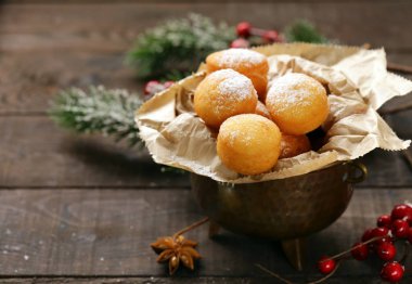 süzme peynirli çörek topları ile pudra şekeri