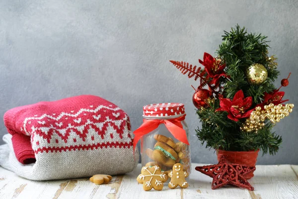 Weihnachtskomposition Weihnachtsbaum Geschenke Pullover — Stockfoto