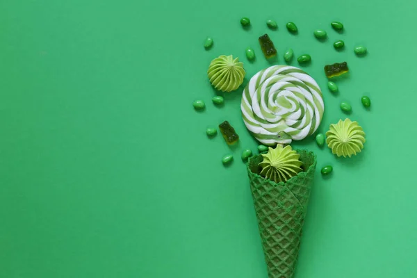 Chifre Waffle Com Doces Estilo Cor Verde — Fotografia de Stock