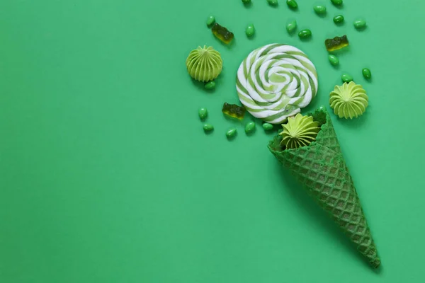 Chifre Waffle Com Doces Estilo Cor Verde — Fotografia de Stock