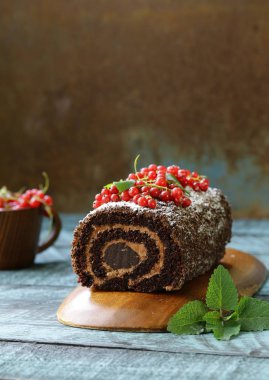 Çikolata bisküvi meyveleri ile masaya rulo.