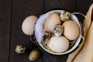 ahşap bir masa üzerinde doğal organik yumurta