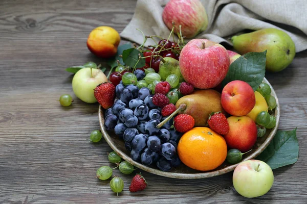 Verschiedene Beeren Und Früchte Auf Einem Holztisch — Stockfoto