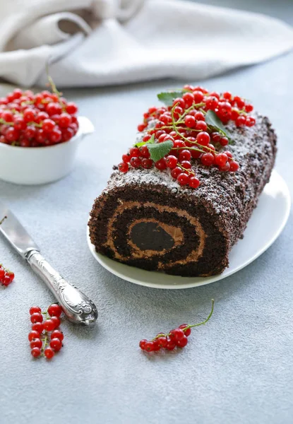Chocolate Biscuit Roll Berries Table — Stock Photo, Image