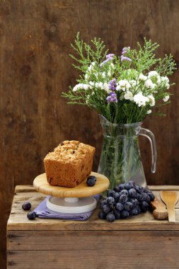 meyveli kek üzümlü ahşap bir masa üzerinde