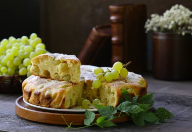 Ev yapımı pasta kek beyaz taze üzüm ile bisküvi