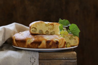 Ev yapımı pasta kek beyaz taze üzüm ile bisküvi