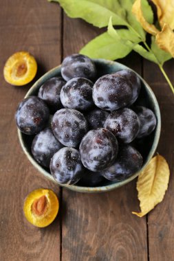 olgun organik menekşe Erik ahşap arka plan üzerinde