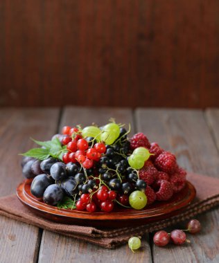 olgun organik karışım çilek rustik natürmort