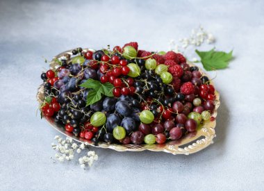 olgun organik karışım çilek rustik natürmort